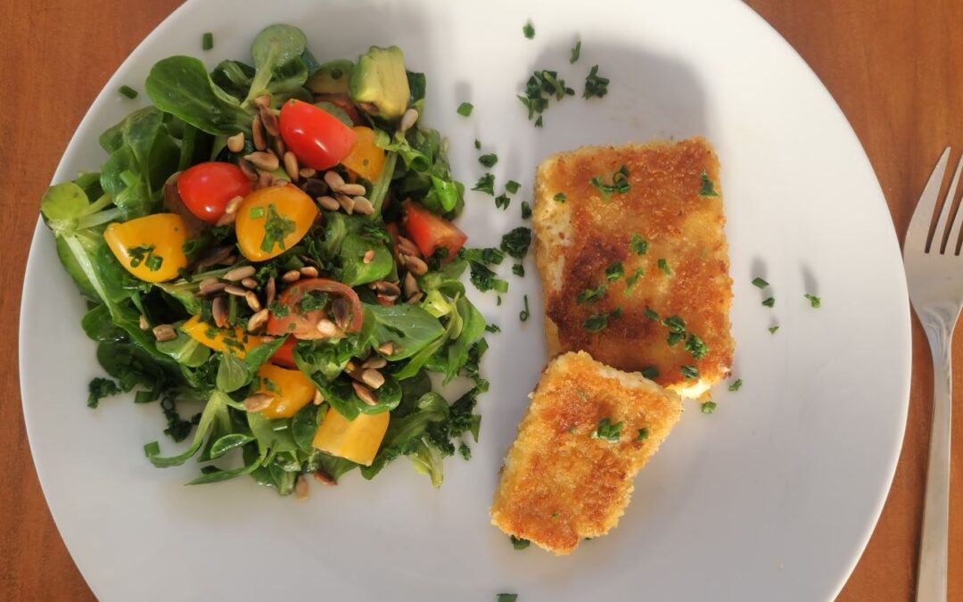 Feta-Schnitzel mit Avocado-Tomaten-Feld-Salat bei Neurodermitis