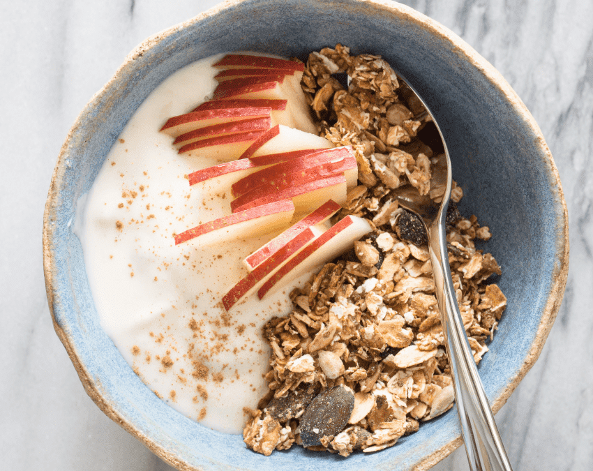 Granola: Pfannen-Rezept mit Joghurt & Apfel bei Neurodermitis