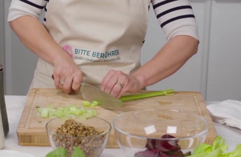 Neurodermitis Rezept Pulled Lachs Sellerie schneiden 