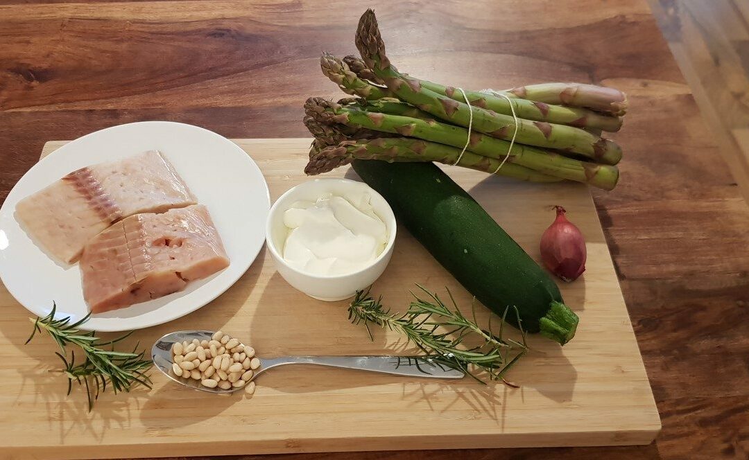 Spargel-Zucchini-Gemüse mit gebratenem Fisch bei Neurodermitis